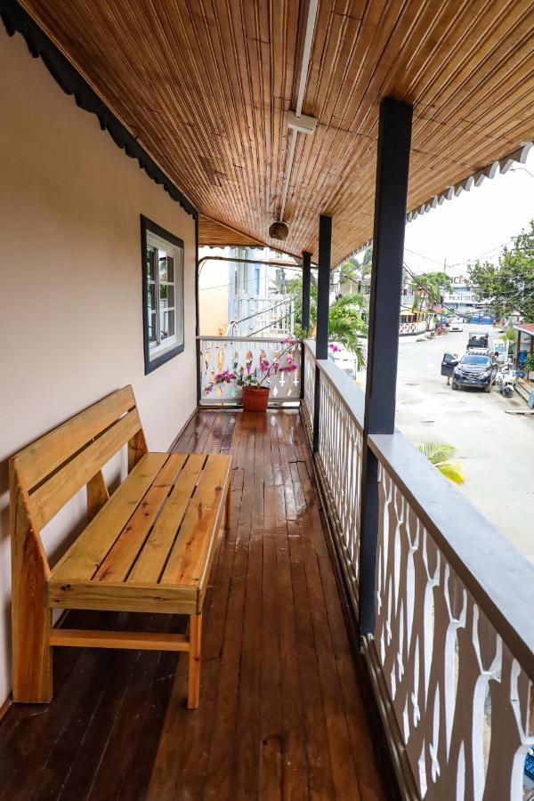 Cat In The Cup B&B โบกัสทาวน์ ภายนอก รูปภาพ